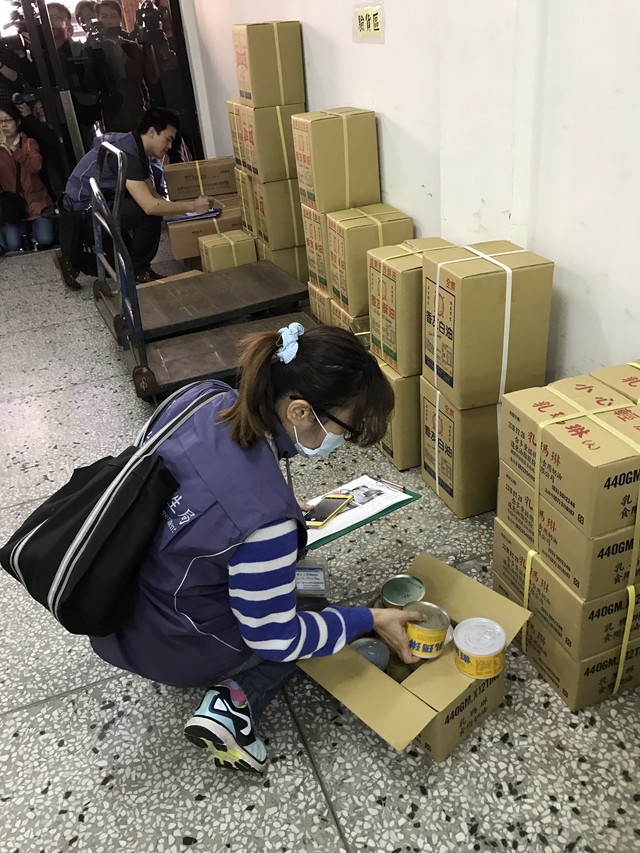 衛生人員稽查遠東公司。(台北市衛生局提供)
