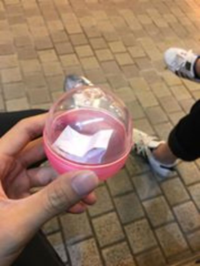 網友轉到的扭蛋放了一張紙
