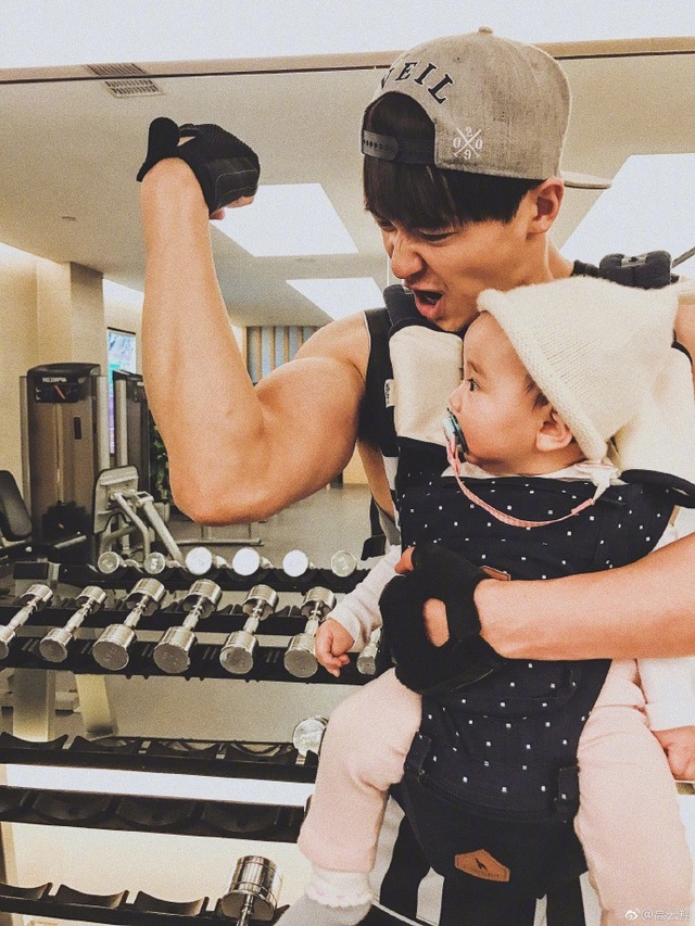 女兒看起來嚇到了！(翻攝高雲翔微博)