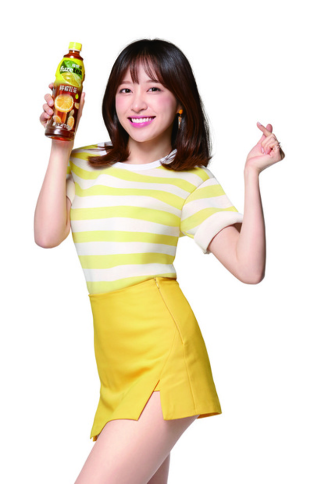 禁韓令發威，許多韓星轉往台灣，而哈妮也受邀擔任台灣「fuze tea飛想茶」代言人。可口可樂提供