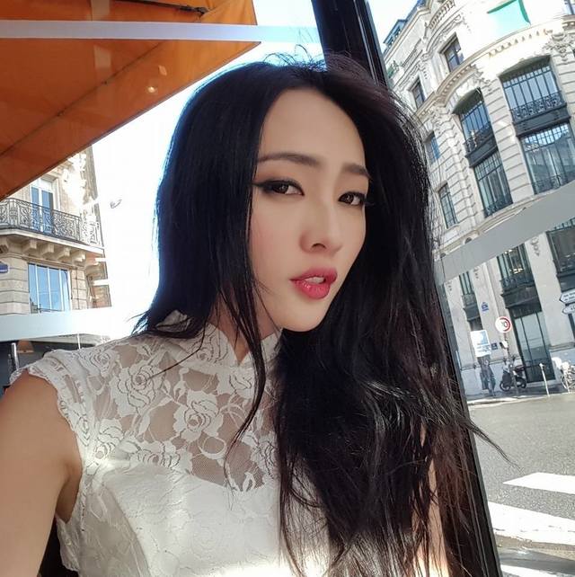 黃靜也是名外拍模特兒