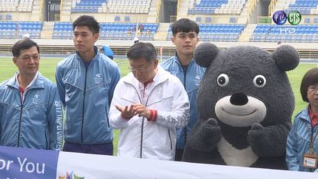 柯文哲和選手合影還被捕捉到玩手。