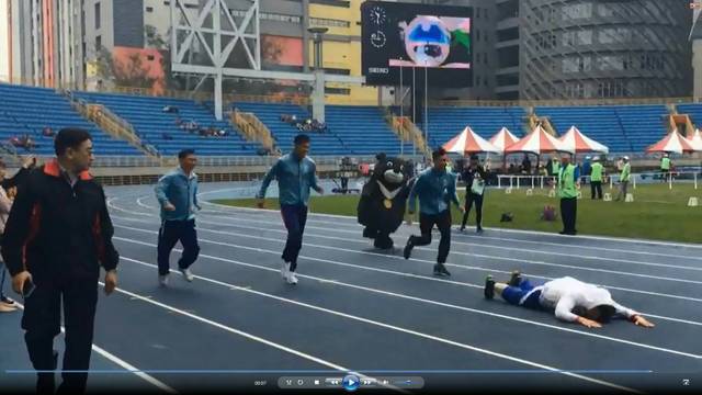 柯文哲跌倒後，五體投地在地上幾秒，嚇壞眾人。