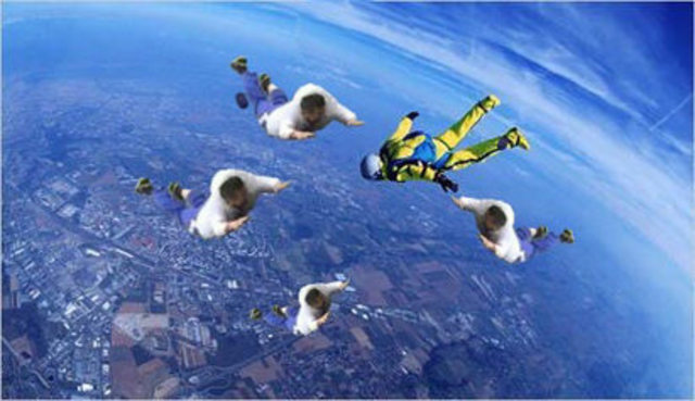 柯被Ｐ高空跳傘。