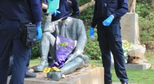 八田與一的雕像遭斷頭。翻攝畫面