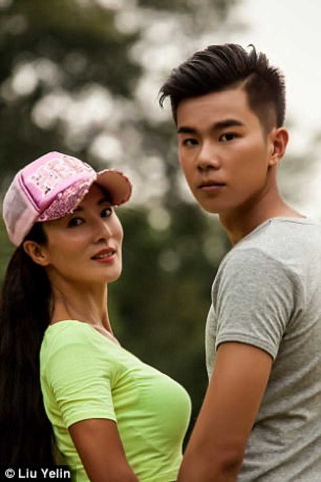 和兒子走在一起，看起來就像情侶。(翻攝每日郵報)