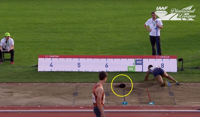 她跳到假髮掉了