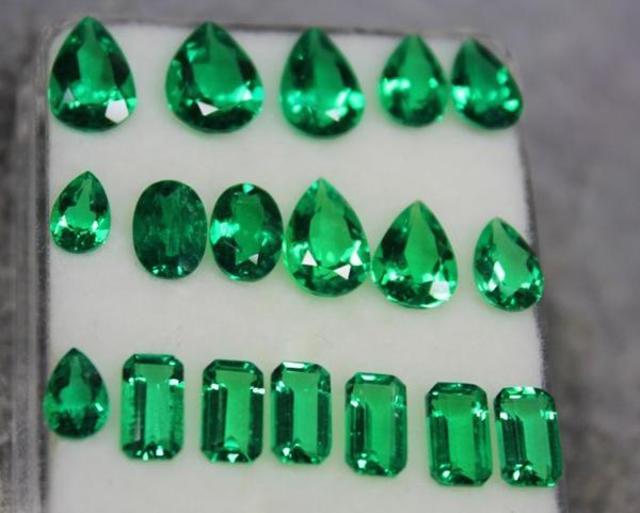 祖母綠原石可以分割出近千顆祖母綠配件。翻攝自微博。