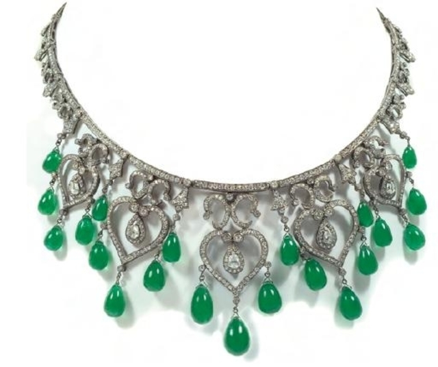 祖母綠做成配件後，價格不斐。翻攝畫面