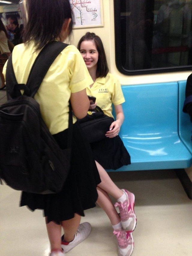 金凱德坐姿十分優美。翻攝自爆廢公社。