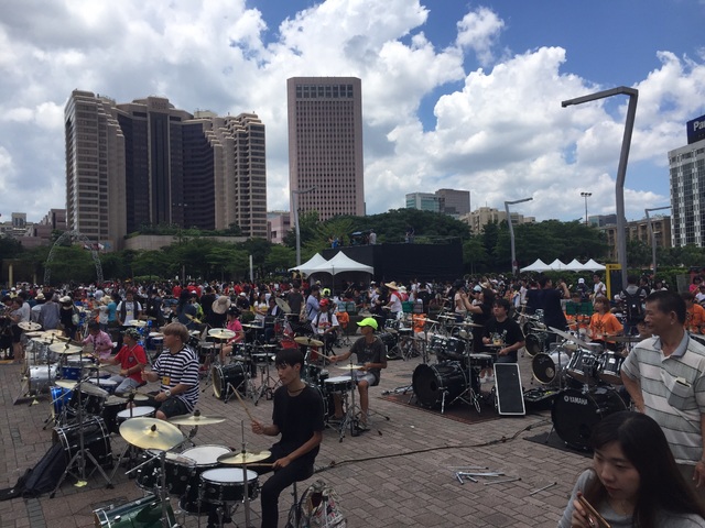 2017搖滾世大運現場1015人樂手共同演奏。