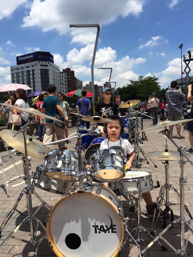 搖滾世大運現場參與者大部分為大專院校學生，更有小小年紀的小朋友一同參與，賣力演奏。