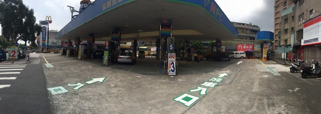 全國台北交流道加油站場內地表設有水泥鋪面隔絕。