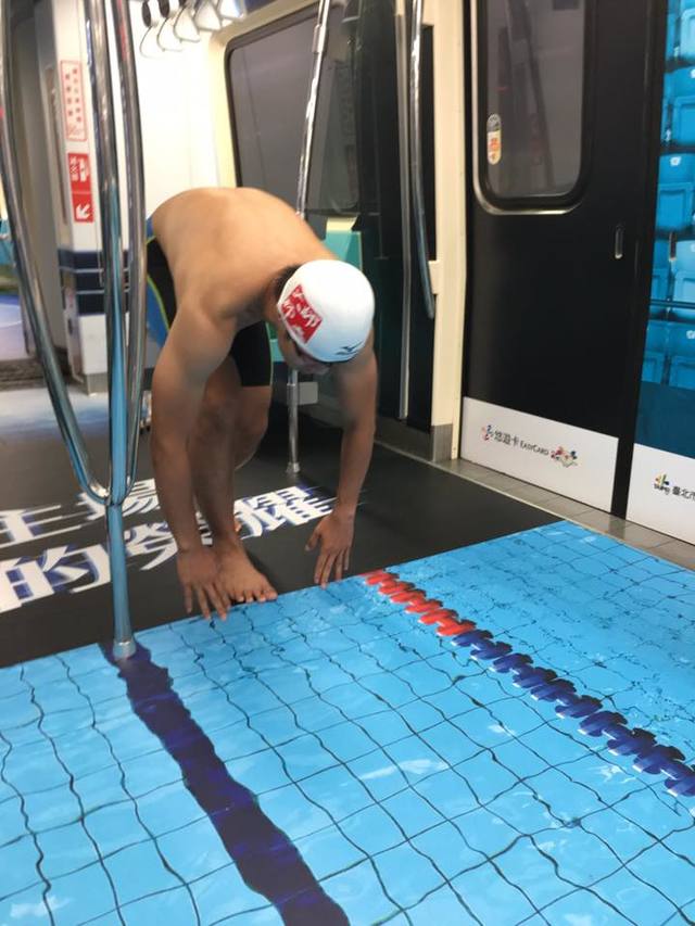 模擬游泳前的預備動作。(許自雄提供)