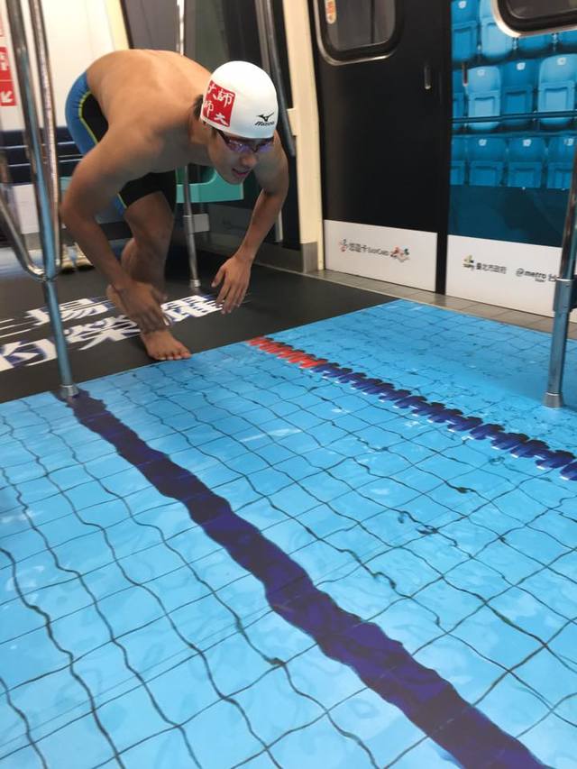 模擬游泳起跳動作。(許自雄提供)