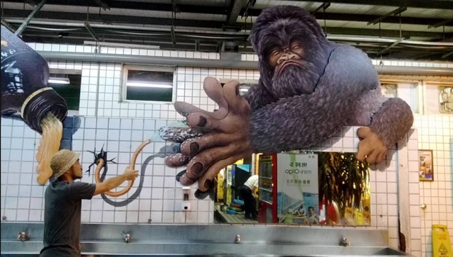 大猩猩上完廁所，翻牆來洗手? 圖片來源:曾進成授權提供