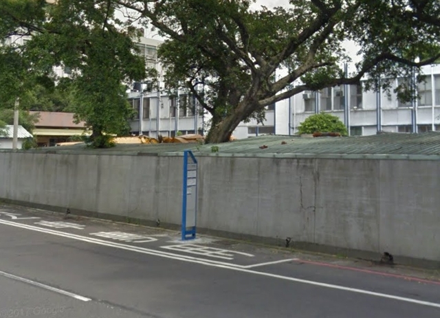 原本公車站牌緊鄰圍牆 圖片來源:桃園市政府交通局公共運輸科