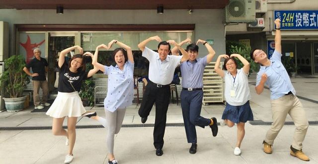 前總統馬英九扮可愛(翻攝臉書馬英九)