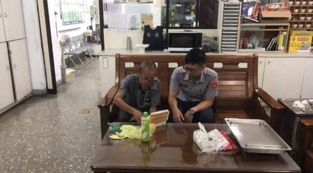 員警熱心買便當給王姓老翁吃(翻攝畫面)