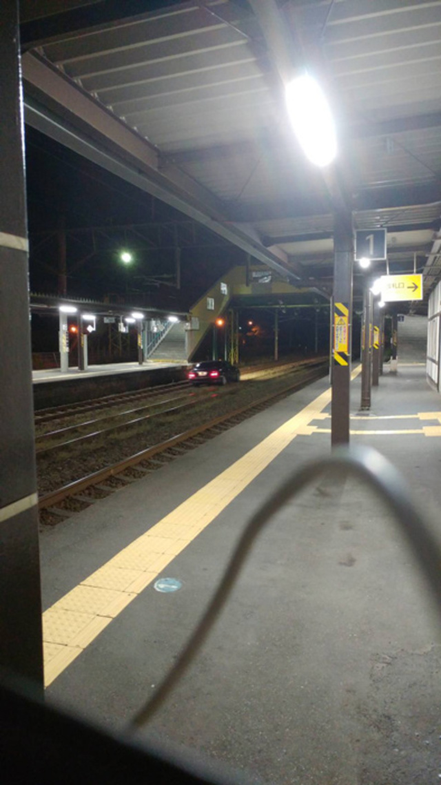 阿公開車上軌道。