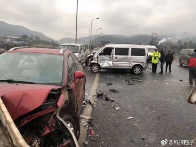 昆楚高速公路結冰釀車禍(翻攝微博)