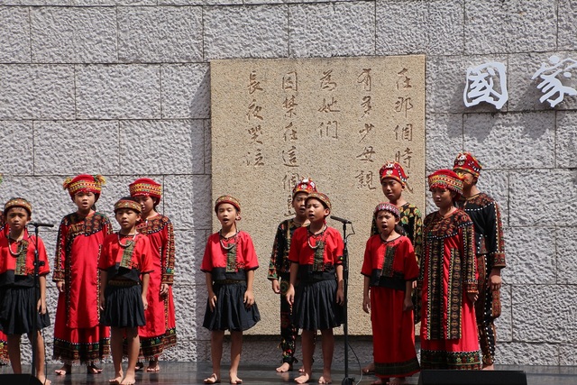 臺東縣新興國小學童獻唱歌謠《火燒島的星》，撫慰受難者及家屬創傷心靈