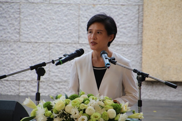 文化部長鄭麗君在綠島垂淚碑前致詞