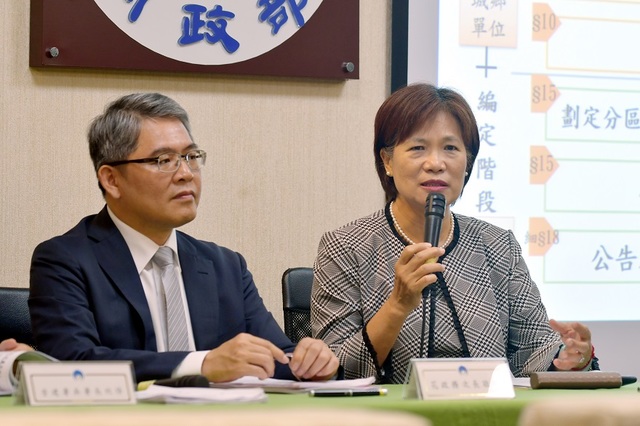 內政部常務次長林慈玲(右)說明擇定以「泰雅族鎮西堡部落及斯馬庫斯（新光）部落」優先擬訂計畫