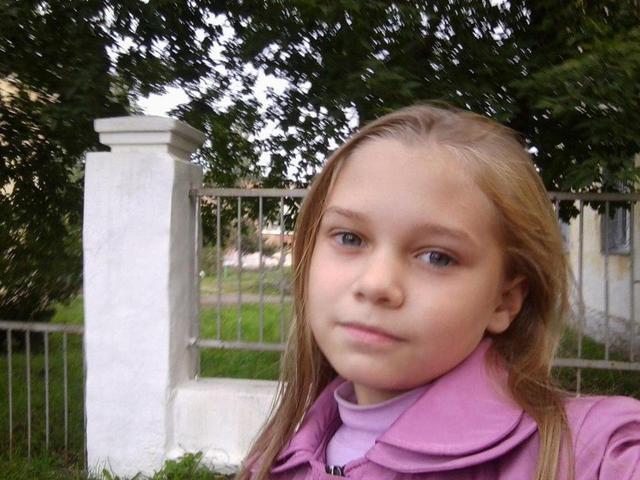 少女維多利亞生前看起來活潑健康。(翻攝《太陽報》)