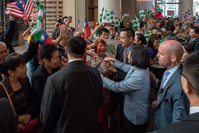總統蔡英文受到熱烈歡迎。(翻攝蔡英文臉書)