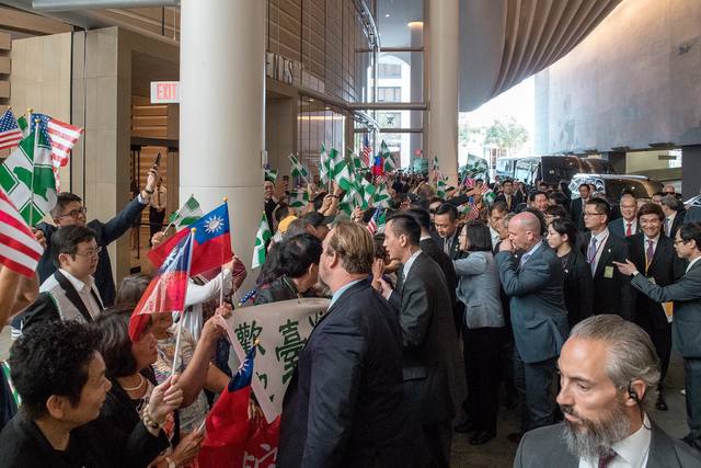 總統蔡英文受到熱烈歡迎。(翻攝蔡英文臉書)