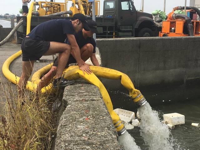 國軍強力協助抽水、提供物資、救災等幫忙。(翻攝自蔡英文臉書)