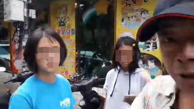 統促黨生氣的對少女罵髒話、訓斥。(翻攝臉書)