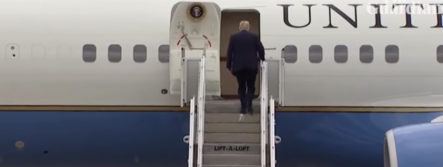 川普腳底黏了一張衛生紙。(翻攝網路)