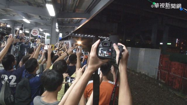 眾多鐵道迷道別舊車站。