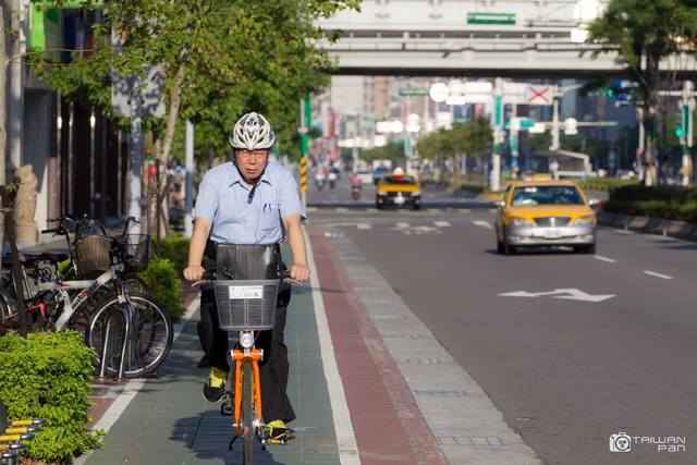 台北市長柯文哲騎YouBike。(翻攝柯文哲臉書)