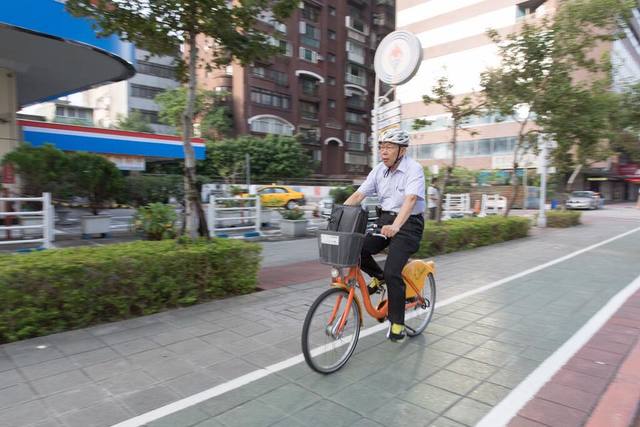 台北市長柯文哲騎YouBike。(翻攝柯文哲臉書)