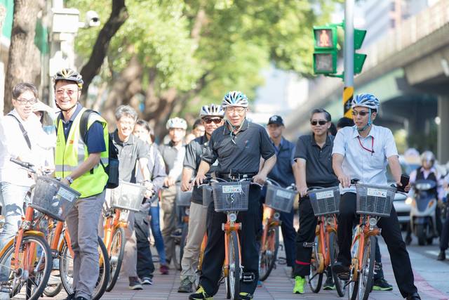 台北市長柯文哲(中)騎YouBike。(翻攝柯文哲臉書)