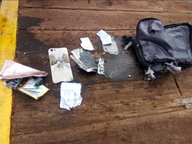 獅航墜海殘骸曝光，被當地印尼救難隊打撈上岸。(翻攝@ Sutopo_PN推特)