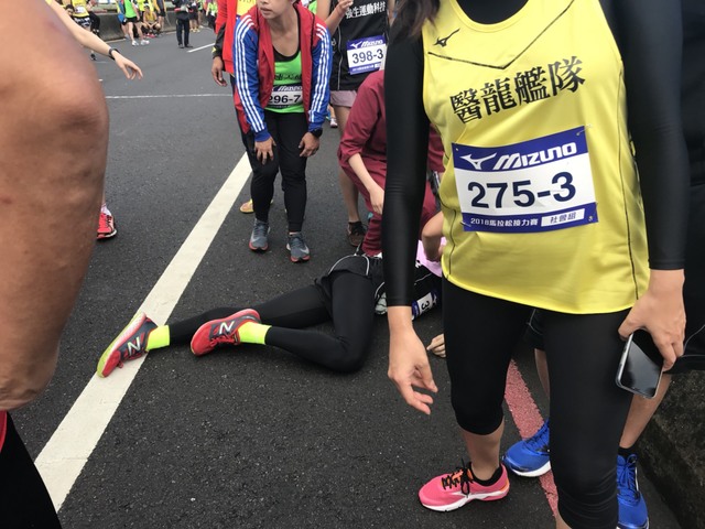 周圍的跑者見狀全部上前協助。(攝影:張心)