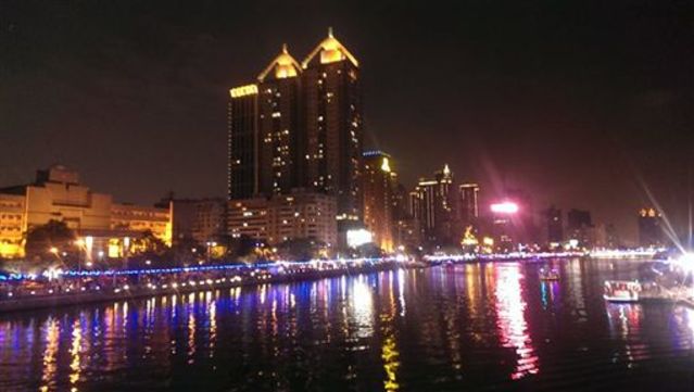 身為土生土長的高雄人，過去近五十年，筆者深切感受到高雄的成長，雖然仍有很大的進步空間，但絕不是某人口中的「又老又窮」，反而具有一股蓄勢待發的蓬勃能量。(翻攝爆廢公社)