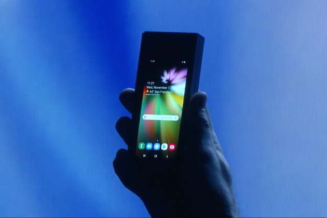 三星推出的折疊式手機。(翻攝youtube)