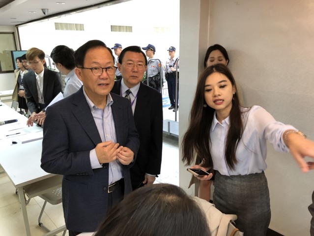 丁守中現身驗票現場。(丁守中辦公室提供)