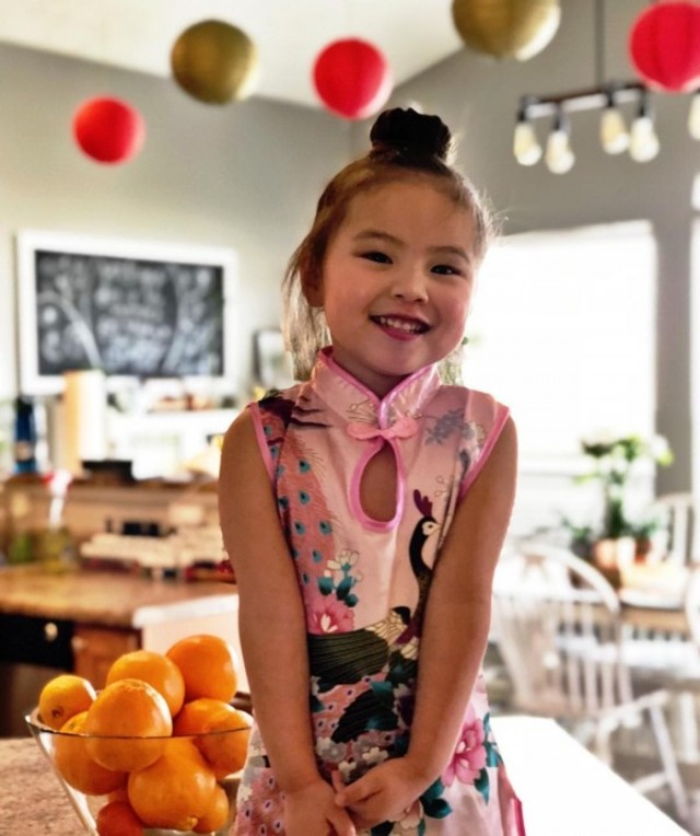 Selah開心地穿著旗袍笑著(擷取自beccalunde's Instagram)