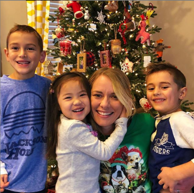 開心準備聖誕節 (擷取自beccalunde's Instagram)