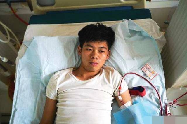 中國男子小王7年前為了買iPhone4S而賣腎，如今只能躺在床上度日。(翻攝微博)