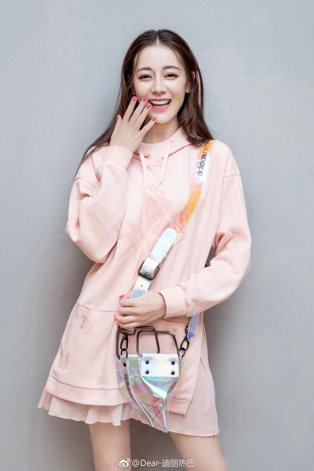 中國當紅女星迪麗熱巴。(翻攝自微博)