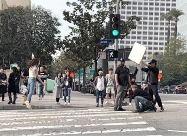 網友拍下迪麗熱巴真實的身材照，引發激烈討論。(翻攝自微博)