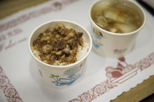 總統與行政院長吃的滷肉飯和肉羹