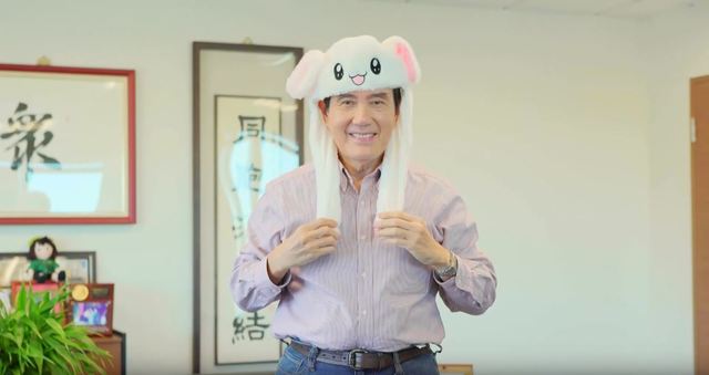 馬英九變裝裝可愛。(翻攝自YouTube)